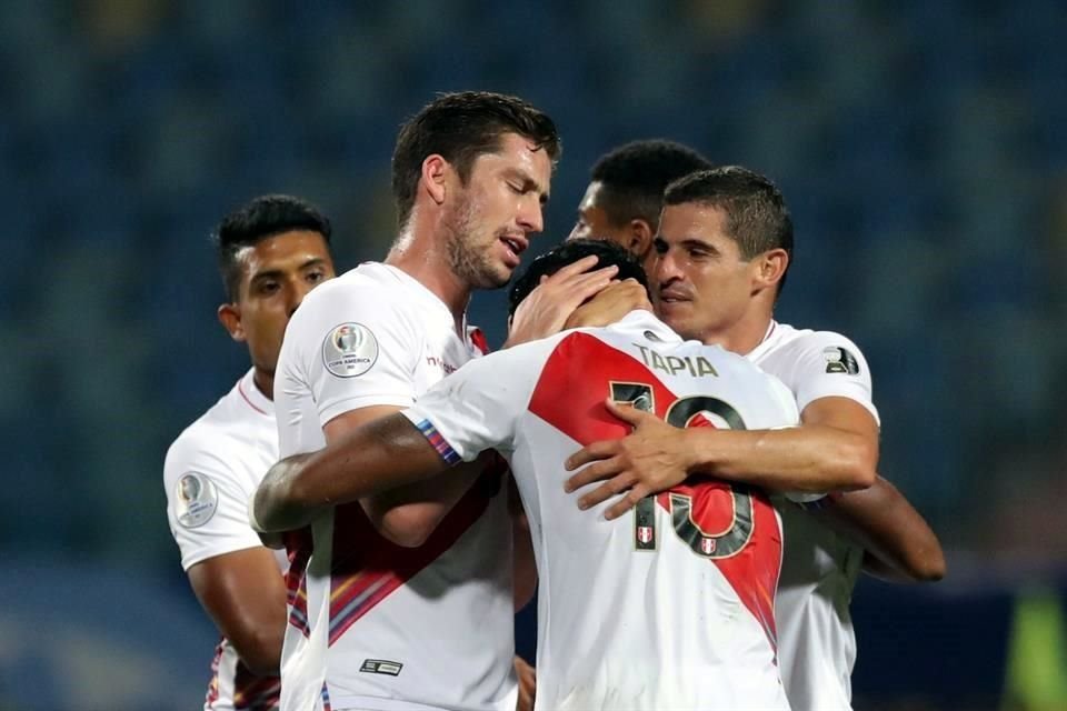 Santiago Ormeño celebró con sus compañeros el triunfo.