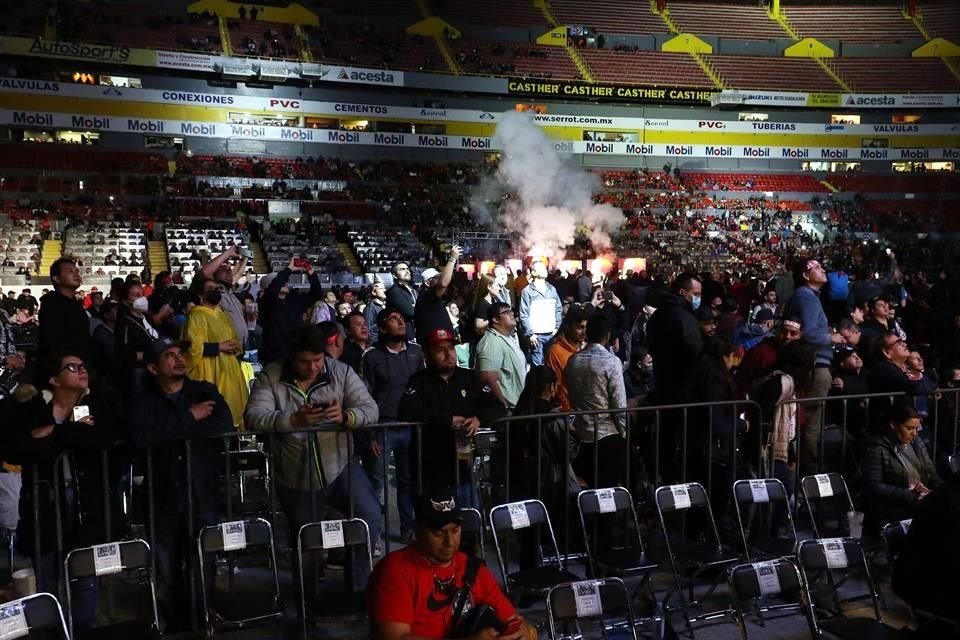 Sin cubrebocas sin sana distancia, sin miedo al Covid-19, así se vivió el sábado la pelea de Julio César Chávez, en el Estadio Jalisco.
