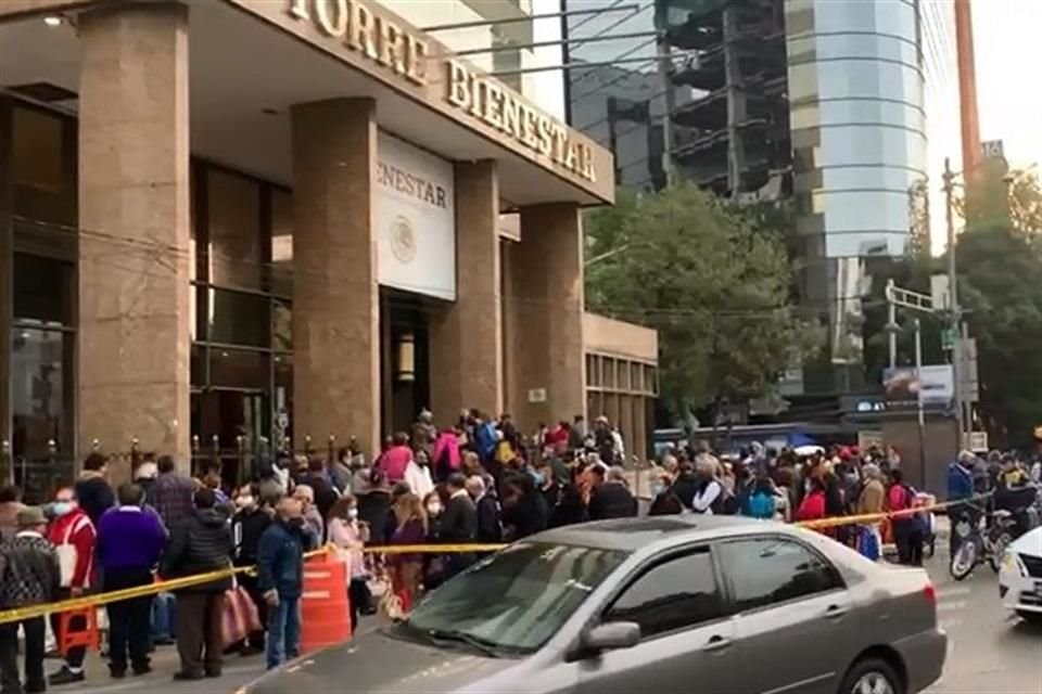 De acuerdo con conteos de agentes capitalinos, el viernes la afluencia no superó los mil 500 asistentes, y este martes, hasta las 10:00 horas se tiene el conteo de 3 mil y continúan arribando.