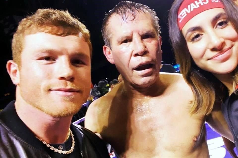 Nicole Chávez se subió al ring para tomarse una foto con el 'Canelo' y su padre.