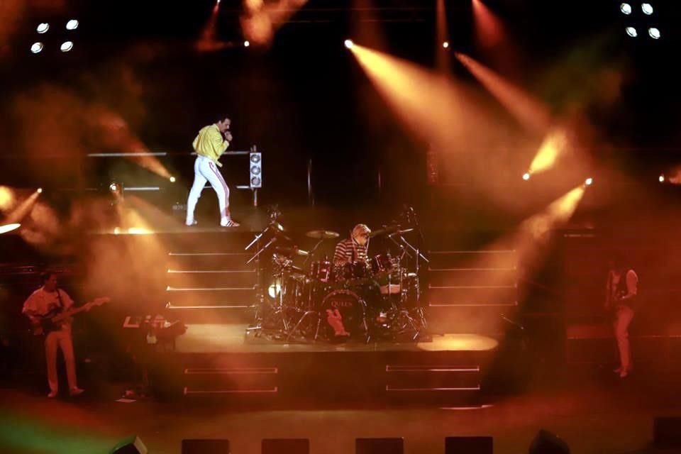 La magia de Queen estuvo presente también en la versión acústica de 'Love Of My Life', con una atmósfera de romanticismo.