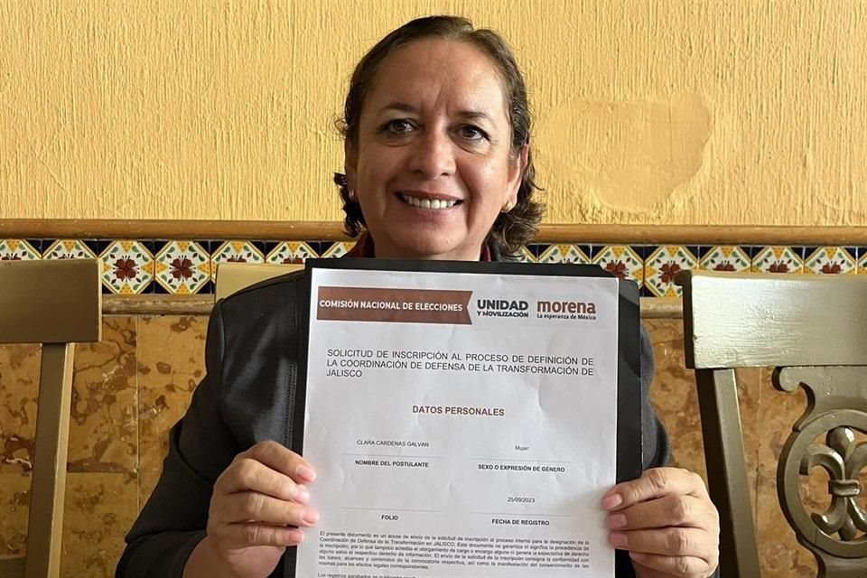 La morenista Clara Cárdenas Galván muestra el folio de su registro como aspirante a la Gubernatura de Jalisco por la 4T.