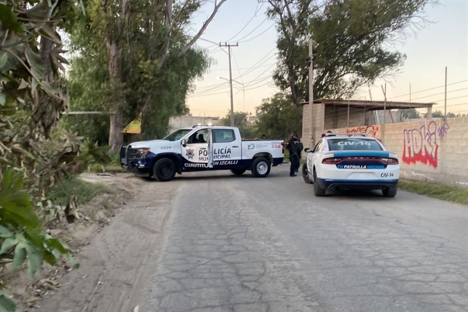 Las primeras hipótesis señalan que el cuerpo fue abandonado durante la madrugada y que los responsables utilizaron un vehículo para trasladarlo.