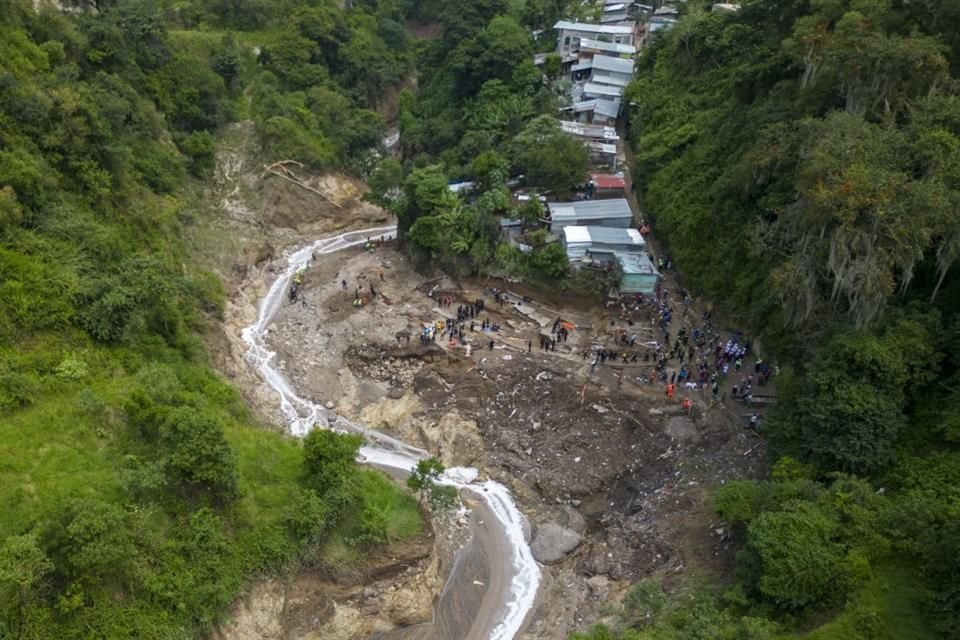 El río Naranjo pasando a través del asentamiento 'Dios es fiel' en Guatemala, el 25 de septiembre.