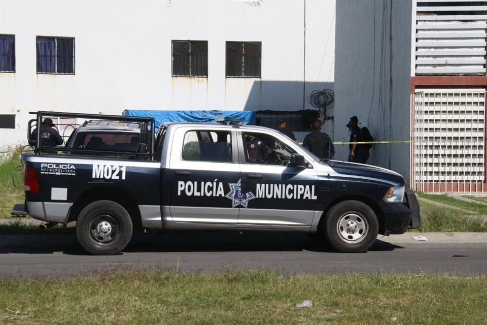 Un hombre fue atacado con un arma blanca, y según indicios, caminó, se sentó en un banco y murió en la Colonia Los Cántaros, en Tlajomulco.