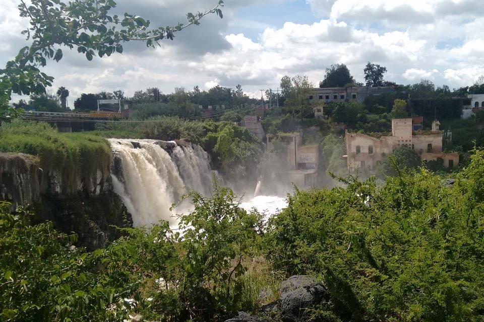 El Río Santiago forma parte de la cuenca Lerma-Chapala-Santiago. El afluente conecta al Lago de Chapala, Juanacatlán (foto), El Salto y Nayarit con el Océano Pacífico.