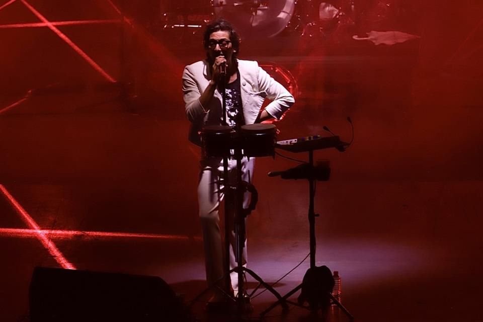 El cantante León Larregui prendió a 10 mil fans en el Auditorio Nacional con sus temas en solitario, como parte de su 'Prismarama Tour'.