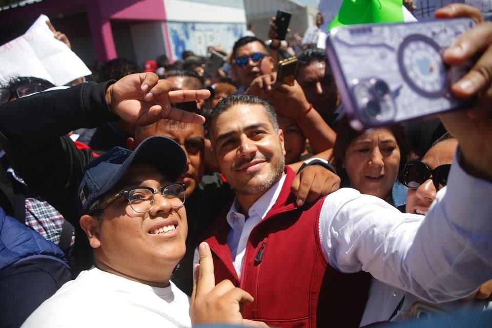 El ex titular de la Policía local se retiró entre abrazos, besos y selfies con sus simpatizantes, en su mayoría mujeres. 