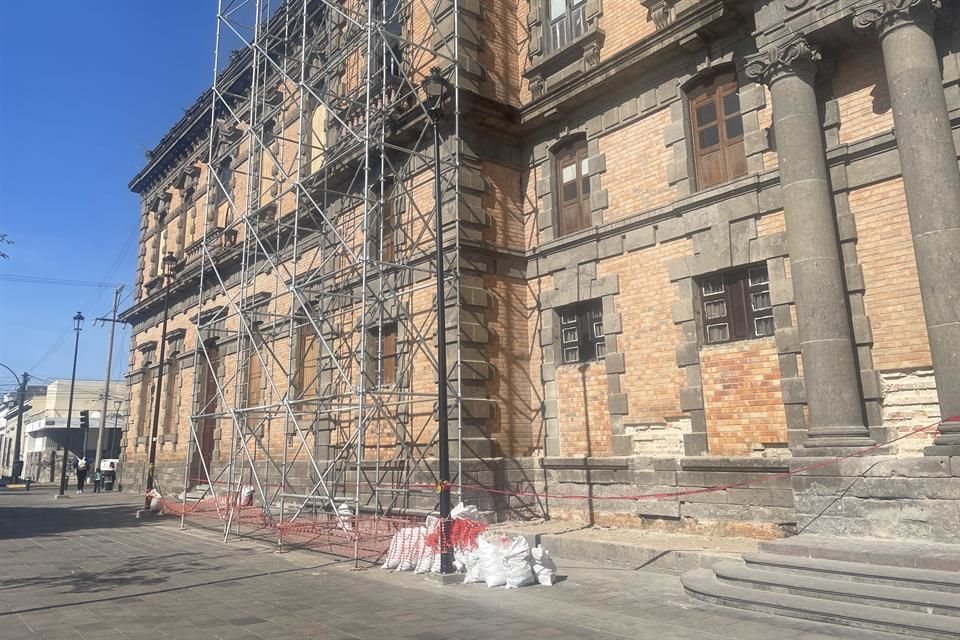 En el edificio Arróniz, sede de la SCJ, realizan trabajos de remozamiento en la fachada principal, con una inversión de 6.5 mdp.