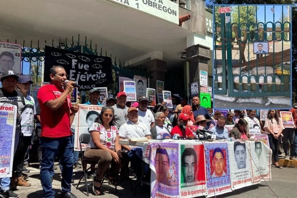 Padres de los 43 y el abogado Rosales en conferencia afuera del Campo Militar 1-A.