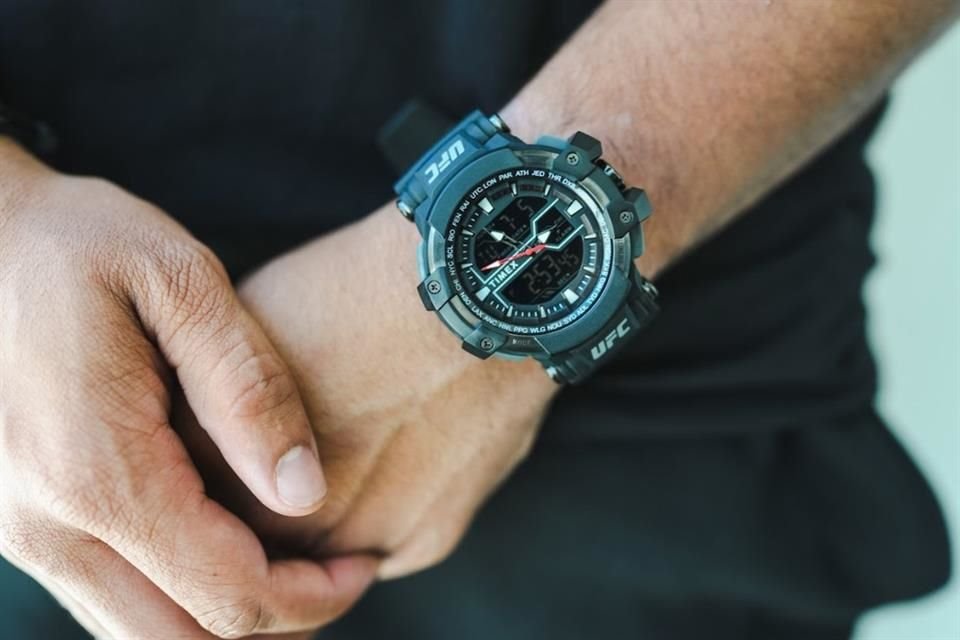 La firma de relojería Timex anunció su nueva colección en colaboración con la empresa de artes marciales UFC.