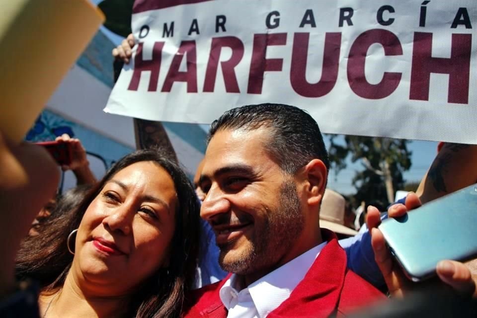 El ex Jefe de la Policía aprovechó para tomarse fotos con los asistentes al evento en el Parque Juan Palomo.