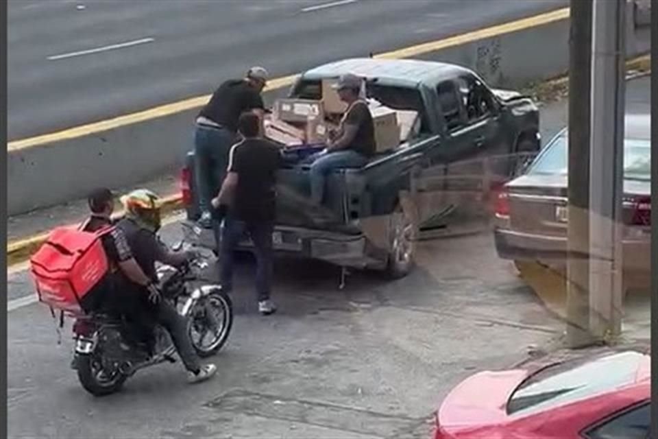 A plena luz del día y con mucha tranquilidad, un grupo de 13 personas saqueó una tienda de productos electrónicos en Avenida Vallarta y tambipén roba a repartidores de plataforma.