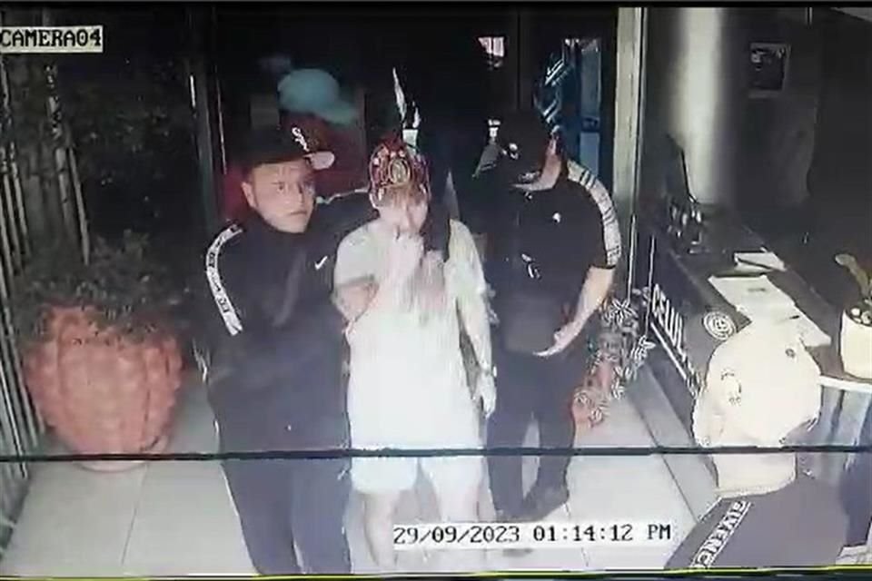 A plena luz del día y con mucha tranquilidad, un grupo de 13 personas saqueó una tienda de productos electrónicos en Avenida Vallarta y tambipén roba a repartidores de plataforma.