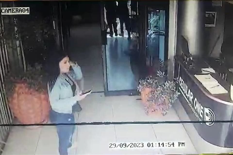 A plena luz del día y con mucha tranquilidad, un grupo de 13 personas saqueó una tienda de productos electrónicos en Avenida Vallarta y tambipén roba a repartidores de plataforma.