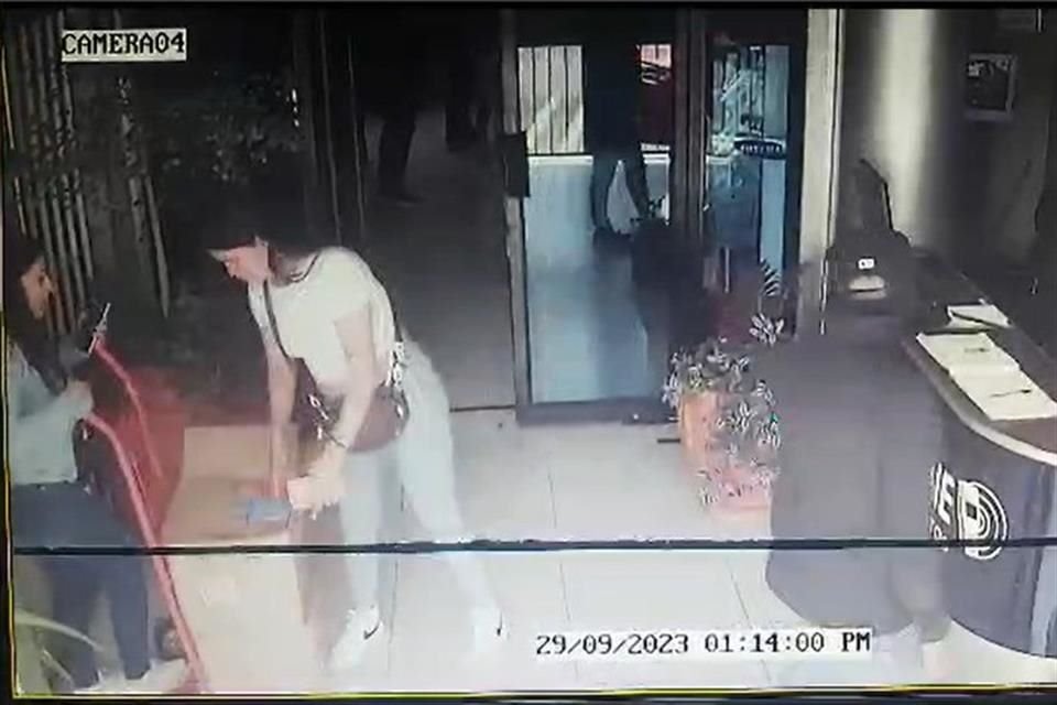 A plena luz del día y con mucha tranquilidad, un grupo de 13 personas saqueó una tienda de productos electrónicos en Avenida Vallarta y tambipén roba a repartidores de plataforma.