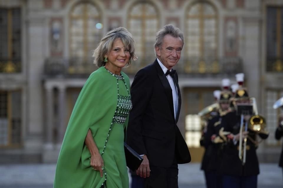 Bernard Arnault, presidente y CEO de LVMH Moët Hennessy, y su esposa Helene Mercier, acudieron este mes a la cena de Estado celebrada en honor del Rey Carlos III y la Reina Camilla, en el Palacio de Versalles.