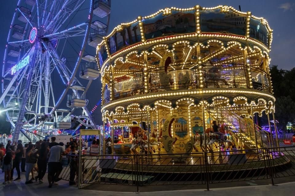 Miles de jaliscienses acudieron al primer día de las Fiestas de Octubre.
