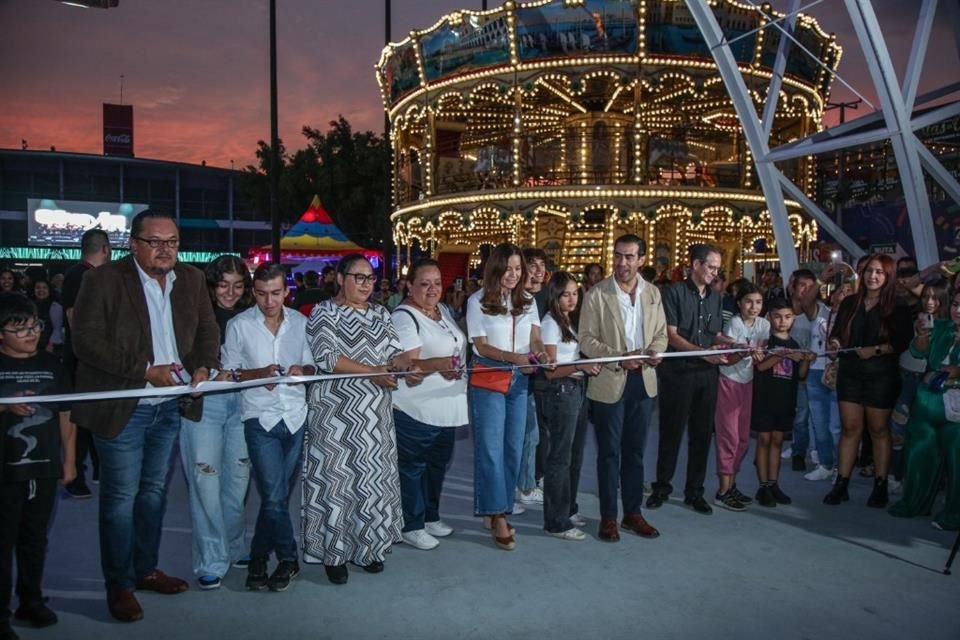 Como parte del acto protocolario, el corte del listón se realizó alrededor de las 19:00 horas, cuando había cerca de 17 mil asistentes, hasta ese momento.