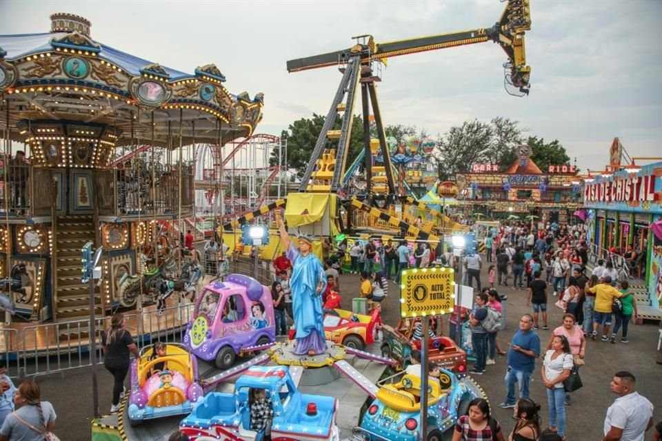 Chicos y grandes disfrutaron las atracciones.