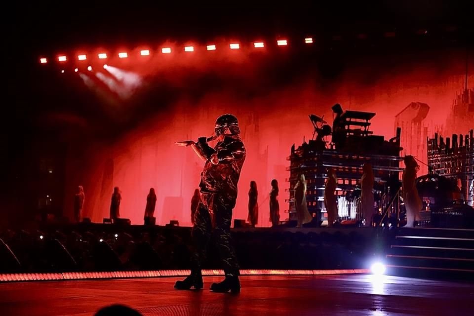 The Weeknd lució un casco-máscara dorada, con visor de titanio y acero, y un guante metálico de la misma materia.