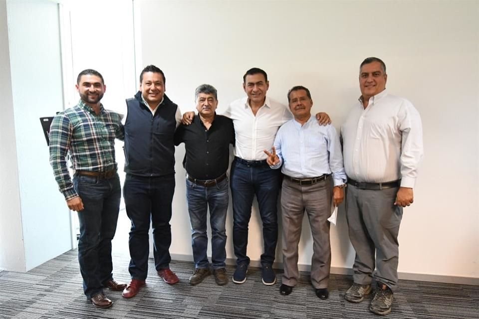 El Alcalde Salvador Zamora felicitó a los líderes vecinales que gestionaron los convenios.