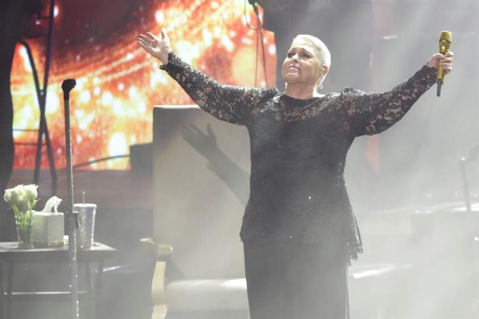 En una noche llena de emoción y gratitud, Lupita D'Alessio ofreció una presentación como parte de su 'Gracias Tour' en Guadalajara.