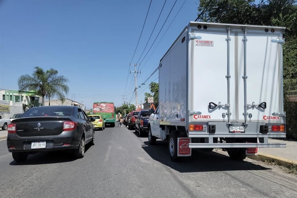 Pese a los tres carriles trazados, los autos estacionados impiden un flujo más rápido.