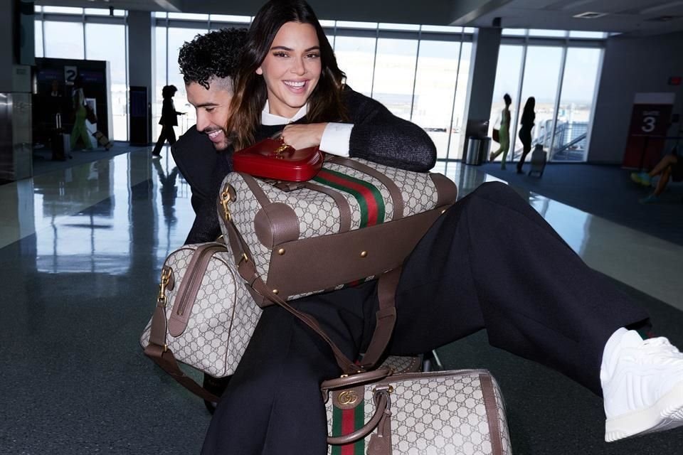 Bad Bunny y Kendal Jenner posaron juntos para la nueva campaña de Gucci Valigeria, capturada en el aeropuerto.