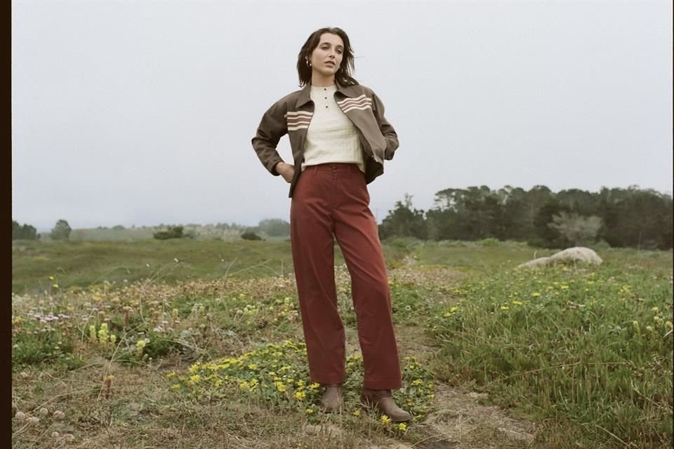 Levi's y Emma Chamberlain lanzan una nueva colección de ropa, en la cual rinden homenaje a la naturaleza del norte de California.