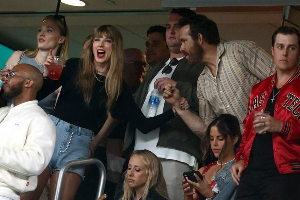 Taylor Swift visitó otra vez a su supuesto novio, el futbolista Travis Kelce, pero ahora llegó con estrellas como Hugh Jackman y Ryan Reynolds.