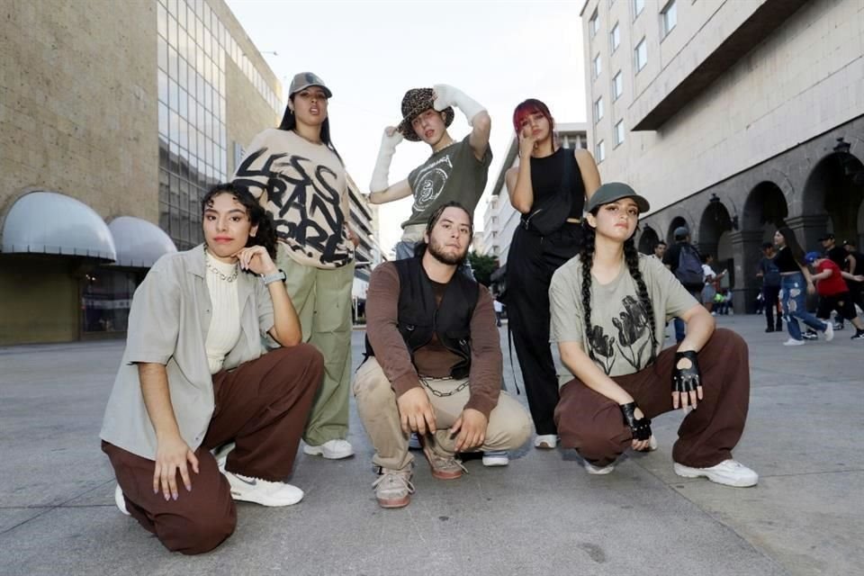 A pesar de que pocos bailarines de dance covers logran profesionalizarse, la mayoría de los equipos que progresan en competencias son sumamente dedicados. Aquí la agrupación SEKKEI.