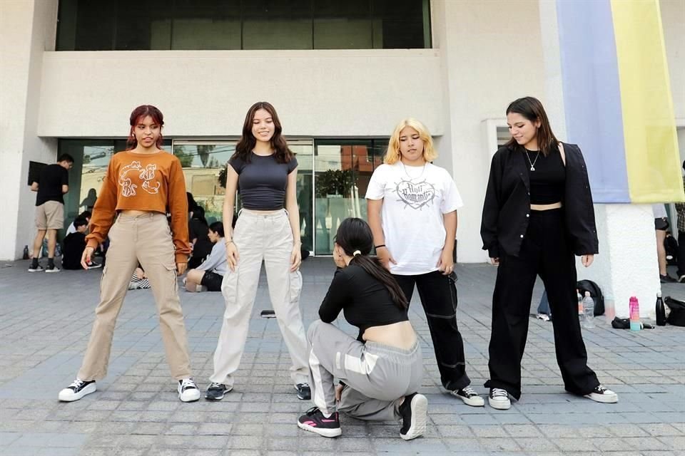 Jóvenes realizan coreografías de K-Pop dance cover en la Secretaría de Agricultura y Desarrollo Rural en la calle Hidalgo, en la Colonia Americana.