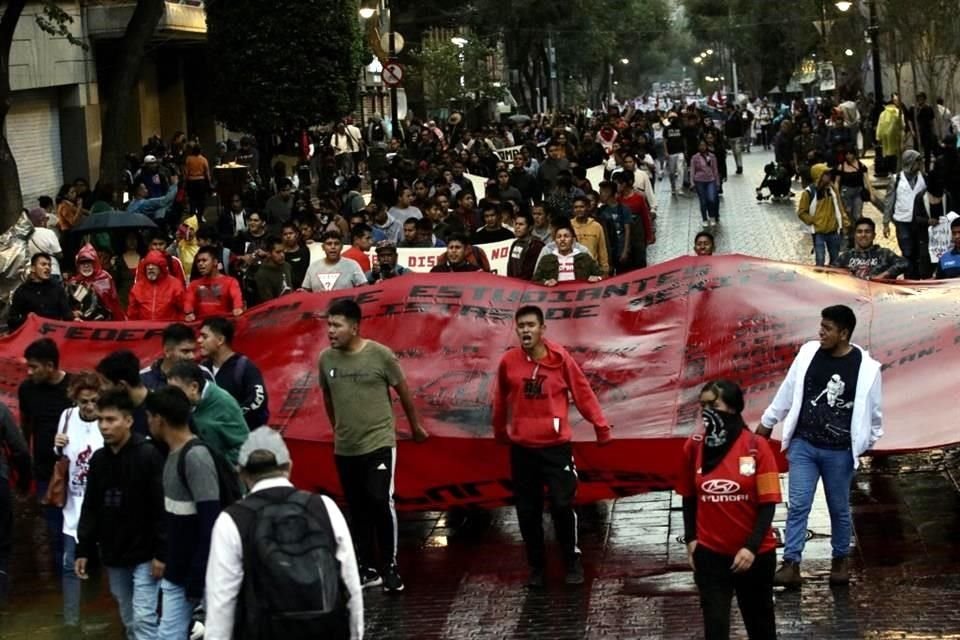 La marcha para conmemorar la matanza de estudiantes en Tlatelolco el 2 de octubre, inició en la Plaza de las Tres Culturas y terminó en el Zócalo en medio de lluvia.