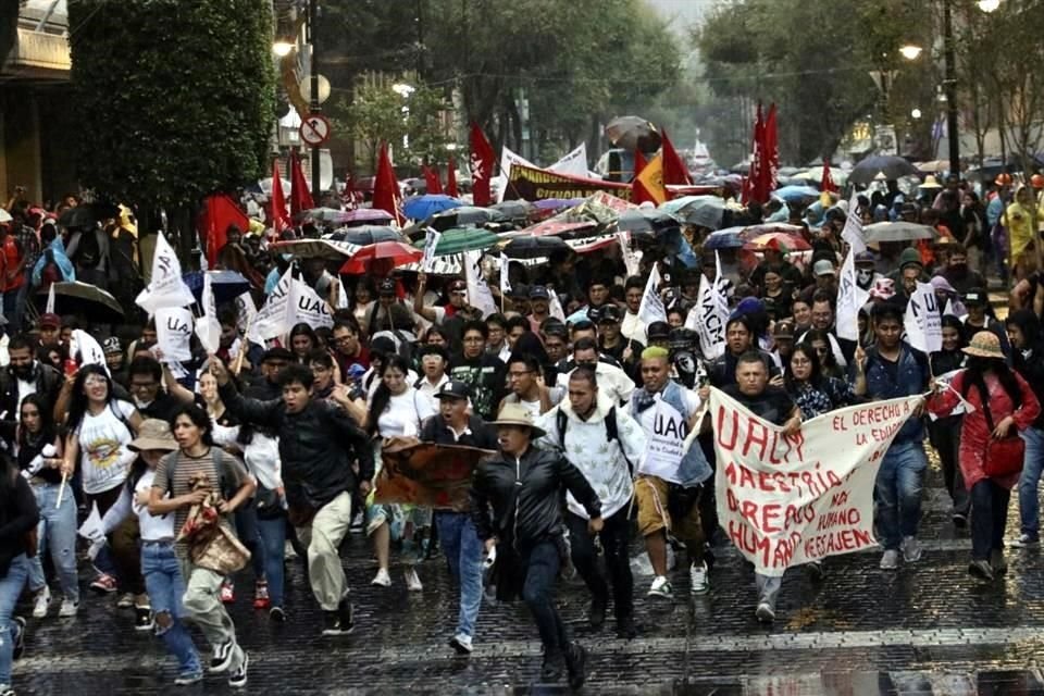 La marcha para conmemorar la matanza de estudiantes en Tlatelolco el 2 de octubre, inició en la Plaza de las Tres Culturas y terminó en el Zócalo en medio de lluvia.