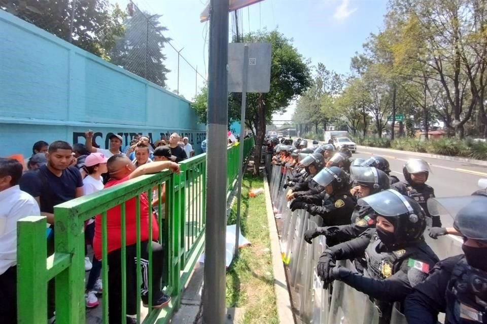 Alrededor de las 11:30 horas, elementos de la Policía capitalina replegaron a los manifestantes para restablecer la circulación sobre Eje 3 Oriente a la altura de Cafetales.