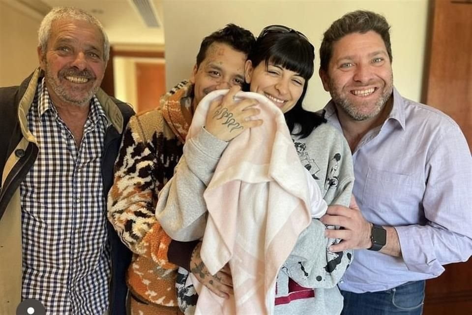 Aunque Christian Nodal y Cazzu han sido discretos con su nueva faceta como padres, en redes sociales circulan fotos junto con su bebé.