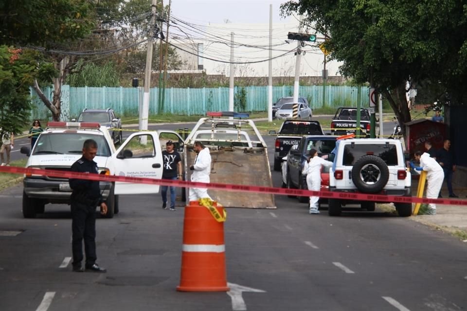 Un hombre fue asesinado a balazos luego de que fue a dejar a su hijo a la primaria Lázaro Cárdenas del Río, en Zapopan.