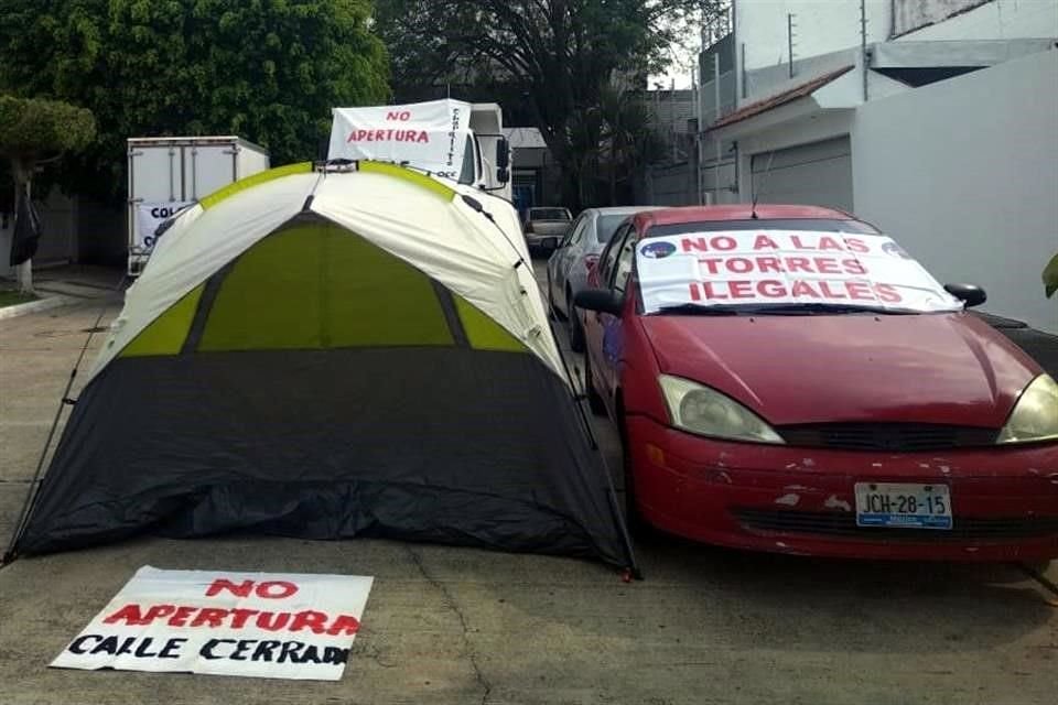 'No a las torres ilegales' se lee en una de las mantas colocadas en plantón.