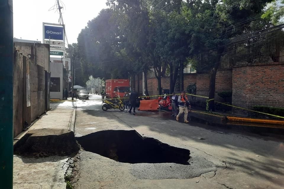 La extracción de líquido del subsuelo no planificada en la Ciudad de México ha traído secuelas, como hundimientos y fracturas en el suelo, así como socavones.  