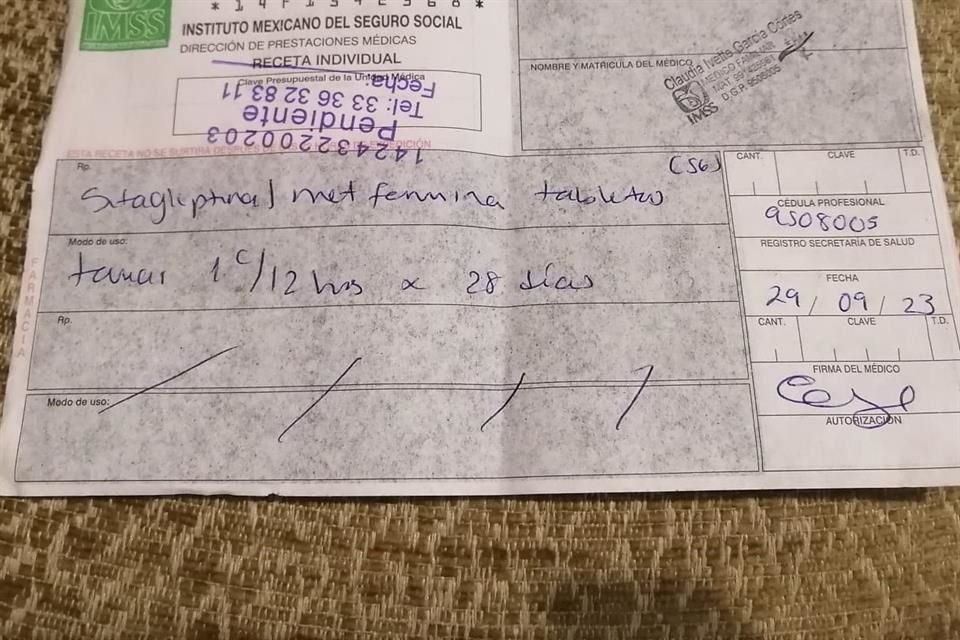 Manuel, paciente con diabetes del IMSS, muestra una de sus recetas que tiene un sello que dice 'Pendiente'.