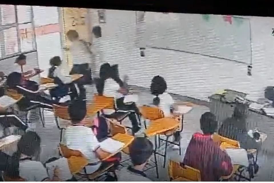 Frente a sus compañeros y en plena clase, un alumno atacó a su maestra con una arma blanca en secundaria de Ramos Arizpe, Coahuila.