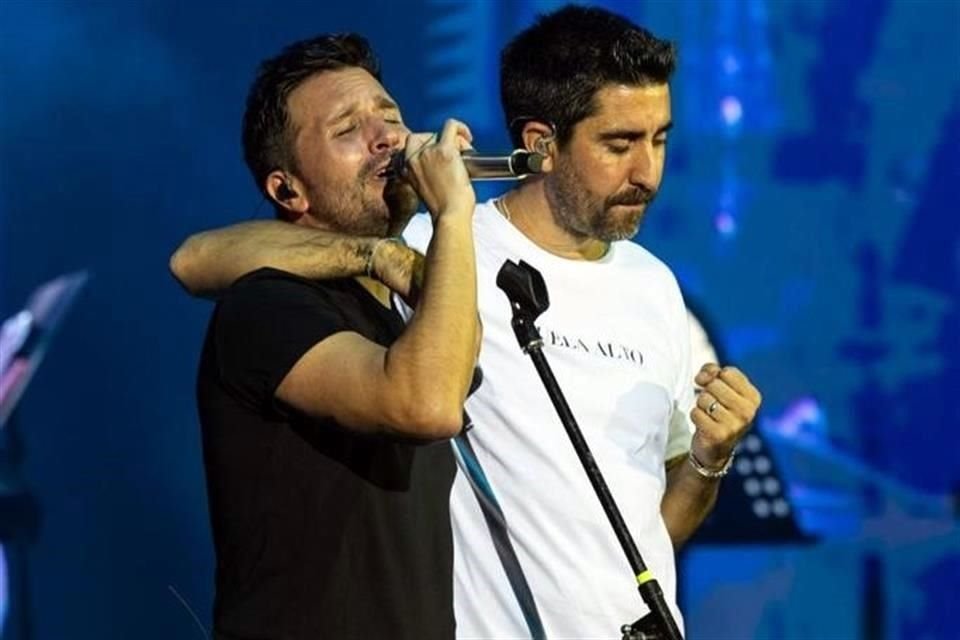 Álex Ubago (der.) y José María conquistaron anoche con su 'Dos Orillas Tour', en el Auditorio Pabellón M.