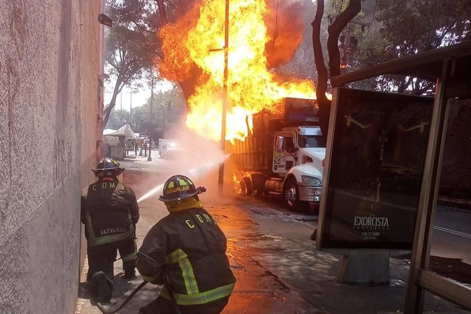 Bomberos de la Ciudad de México laboran en incendio de camión que transportaba cilindros de gas LP en Calzada de Tlalpan; no hay personas lesionadas.