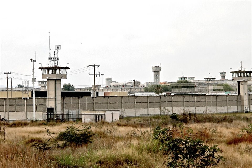 El complejo penitenciario de Puente Grande está ubicado en el kilómetro 17.5 de la Carretera libre a Zapotlanejo.	