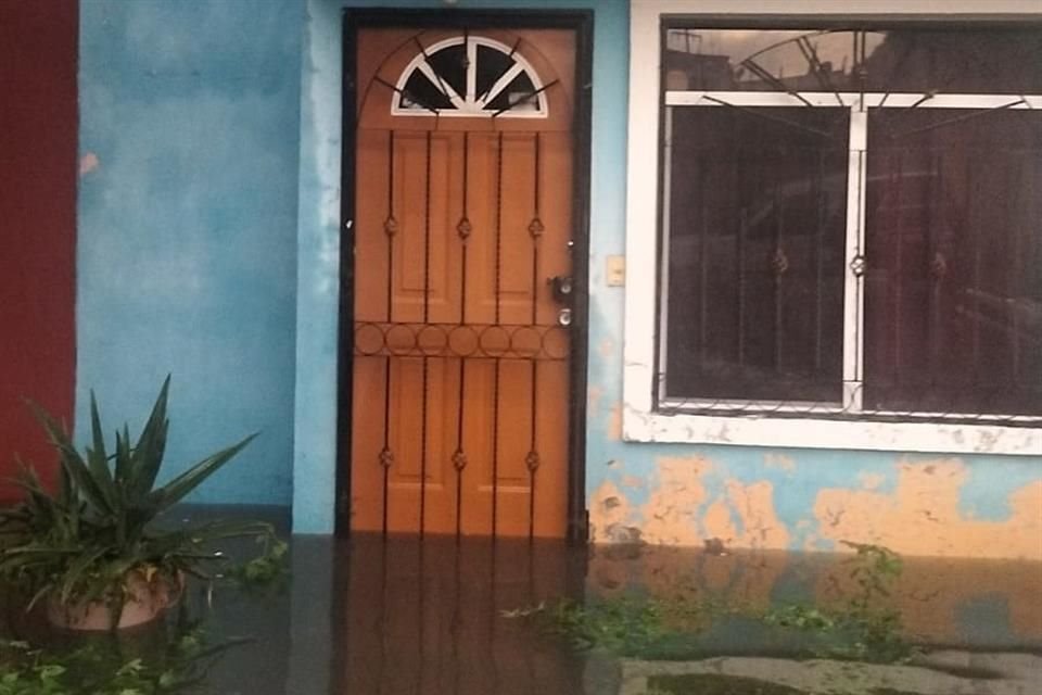 El nivel del agua llegó a los 20 centímetros en algunas colonias de Tlaquepaque tras la lluvia de esta madrugada.