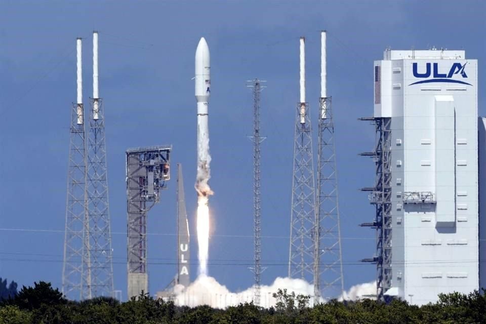 Amazon lanzó sus dos primeros prototipos de satélite durante una misión de prueba.