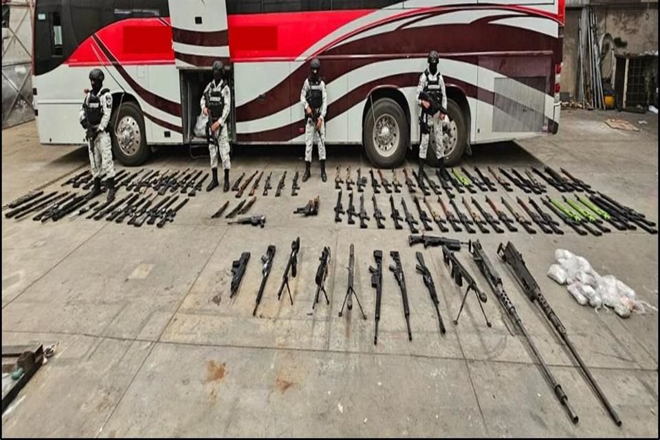 En dos operativos, en Zapopan y Tlaquepaque, se aseguraron 104 armas, cargadores, autos y droga. Se reportaron tres detenidos.