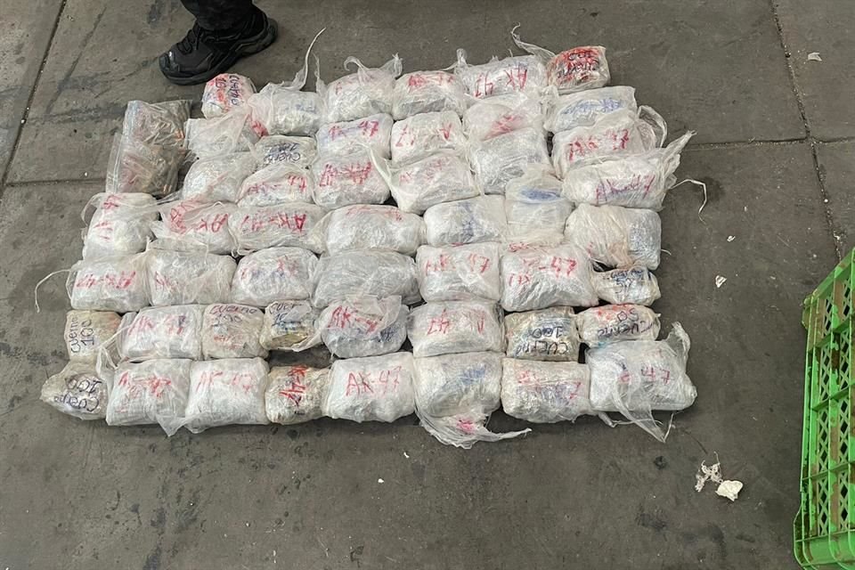 En dos operativos, en Zapopan y Tlaquepaque, se aseguraron 104 armas, cargadores, autos y droga. Se reportaron tres detenidos.