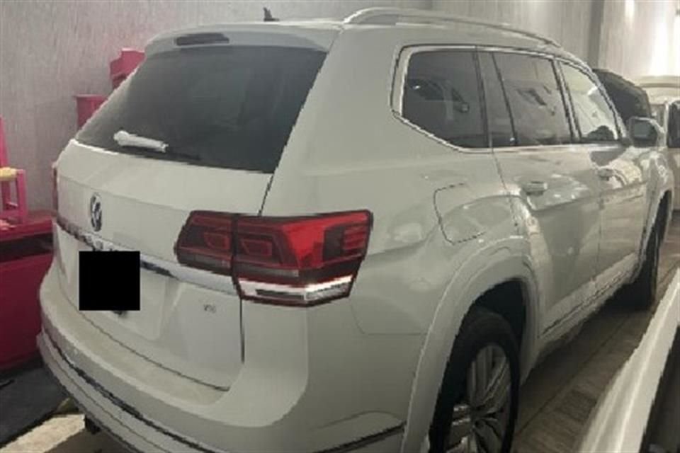 En dos operativos, en Zapopan y Tlaquepaque, se aseguraron 104 armas, cargadores, autos y droga. Se reportaron tres detenidos.